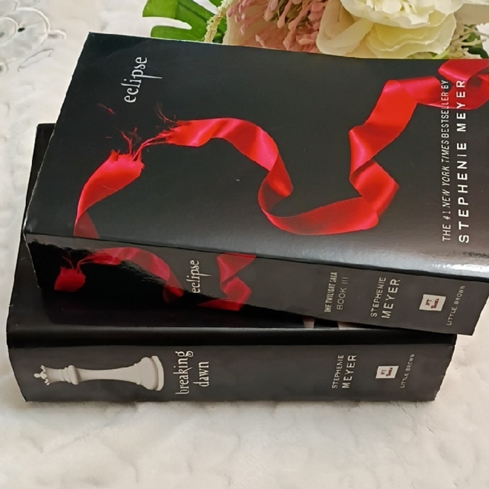 ❤️Twilight Series Books Hardcover Breaking Dawn & Paperback Eclipse